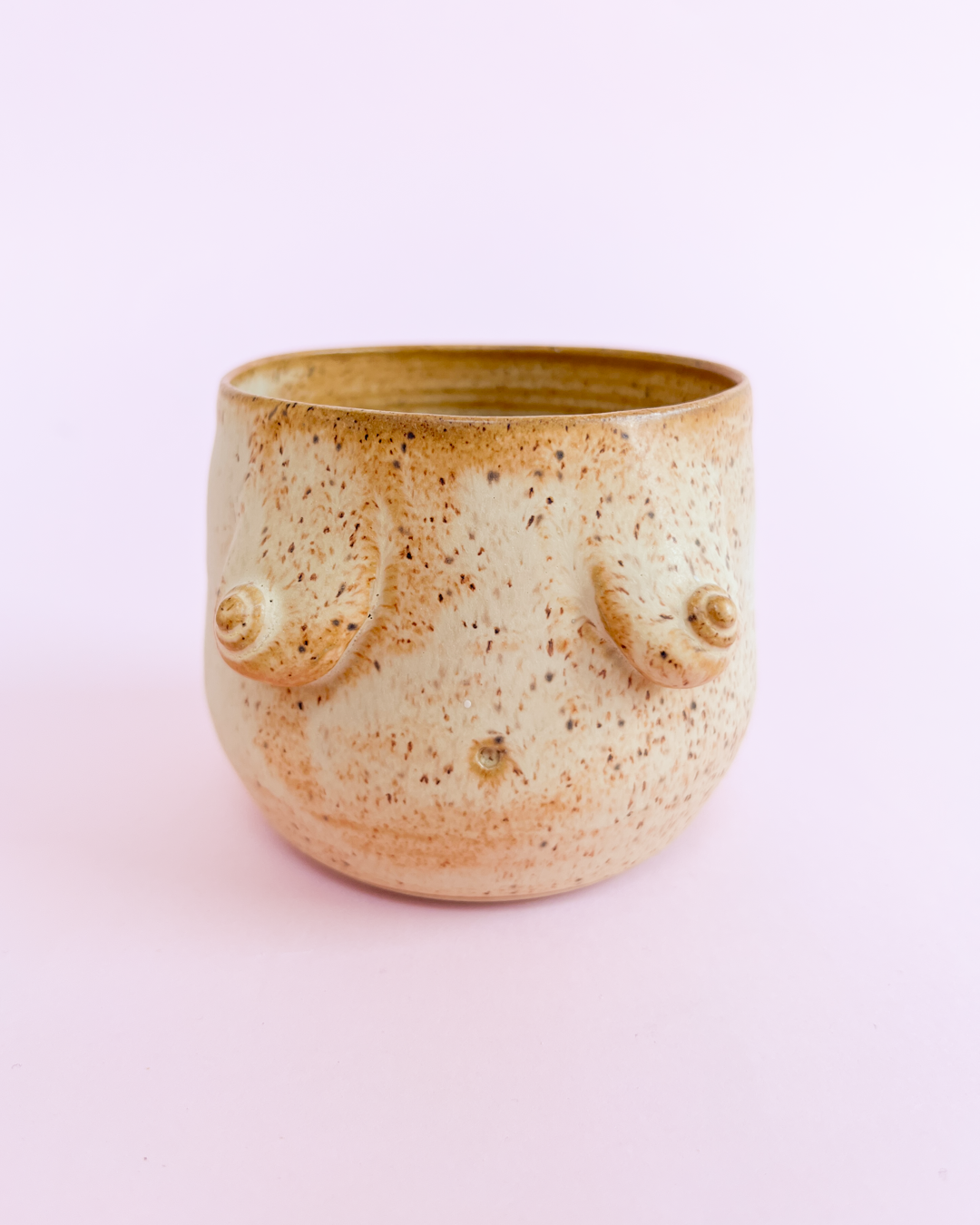 Brystkop i beige glasur