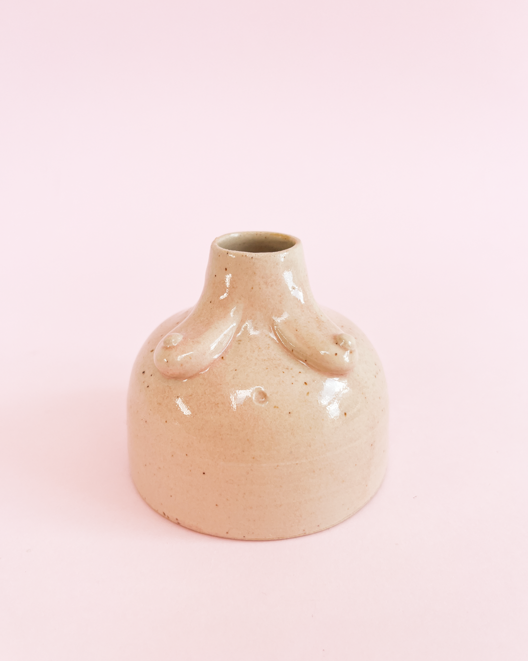 Brystvase i cremefarvet glasur