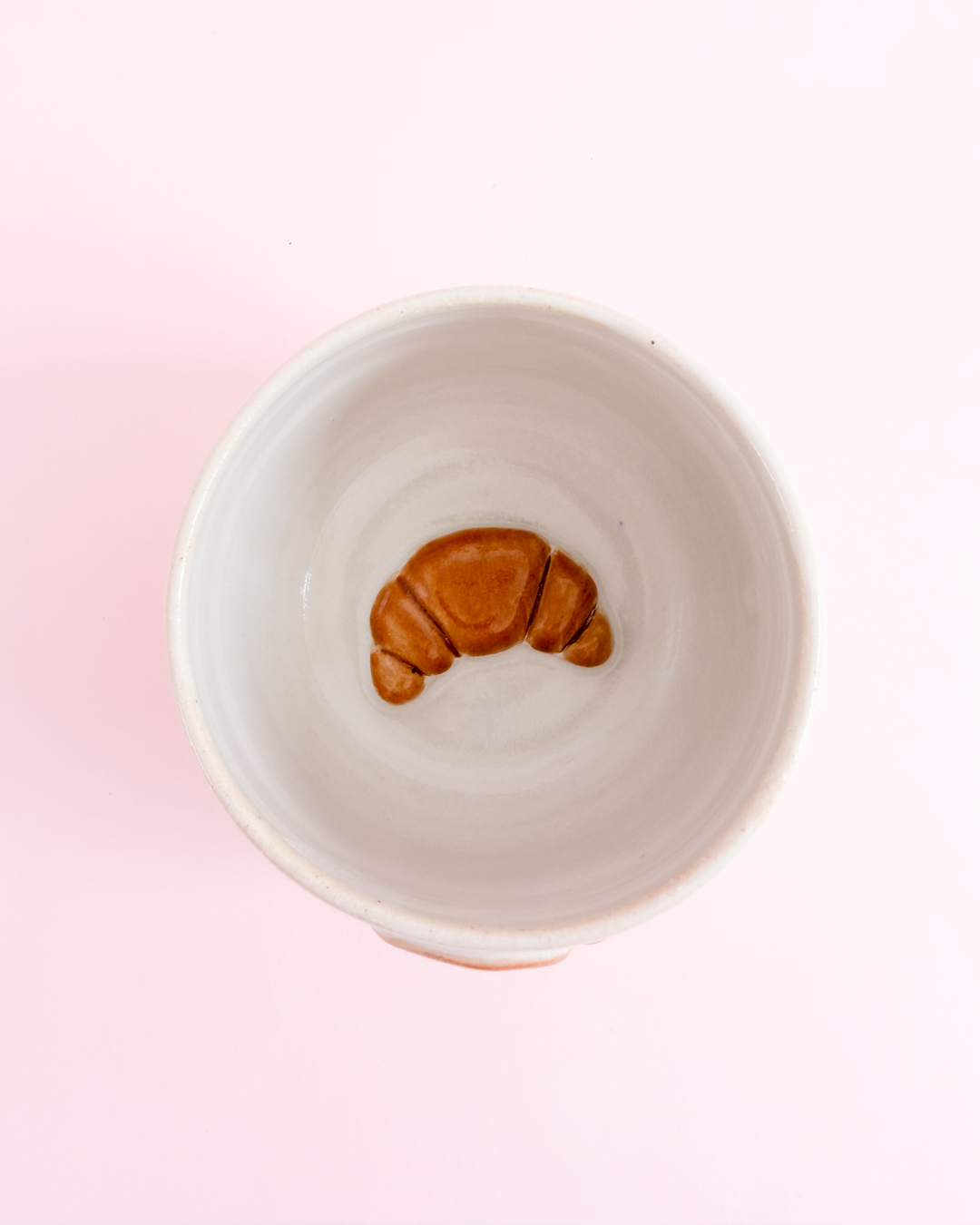 Croissant-kop med hvid glasur