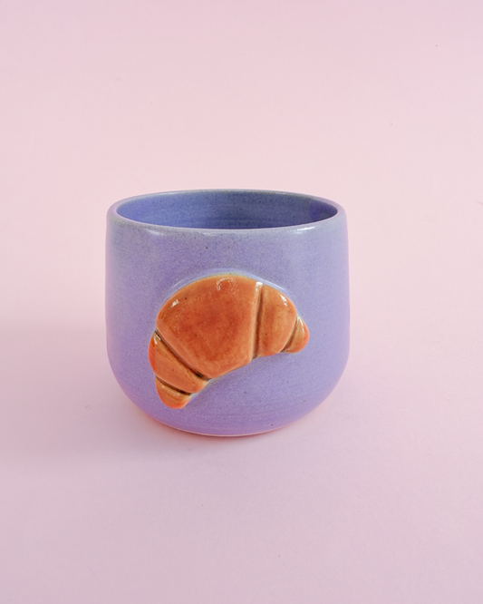 Croissant-kop i lilla glasur