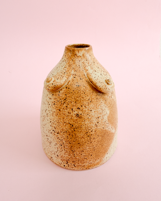 Brystvase i beige glasur