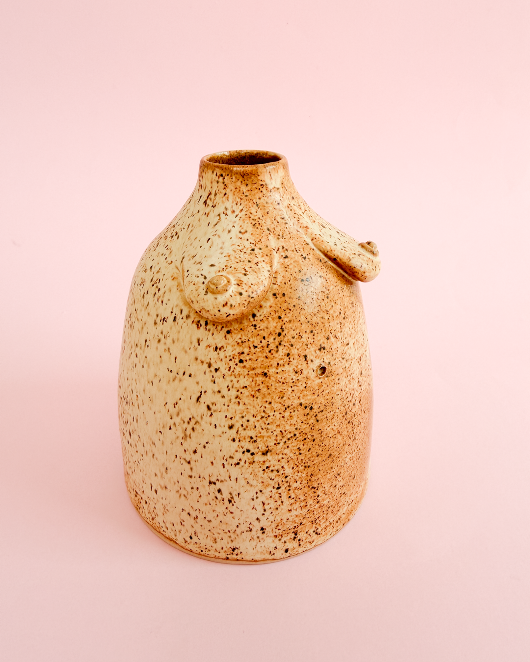 Brystvase i beige glasur