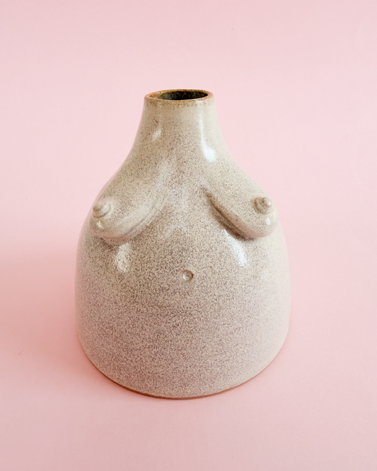 Brystvase i cremefarvet glasur