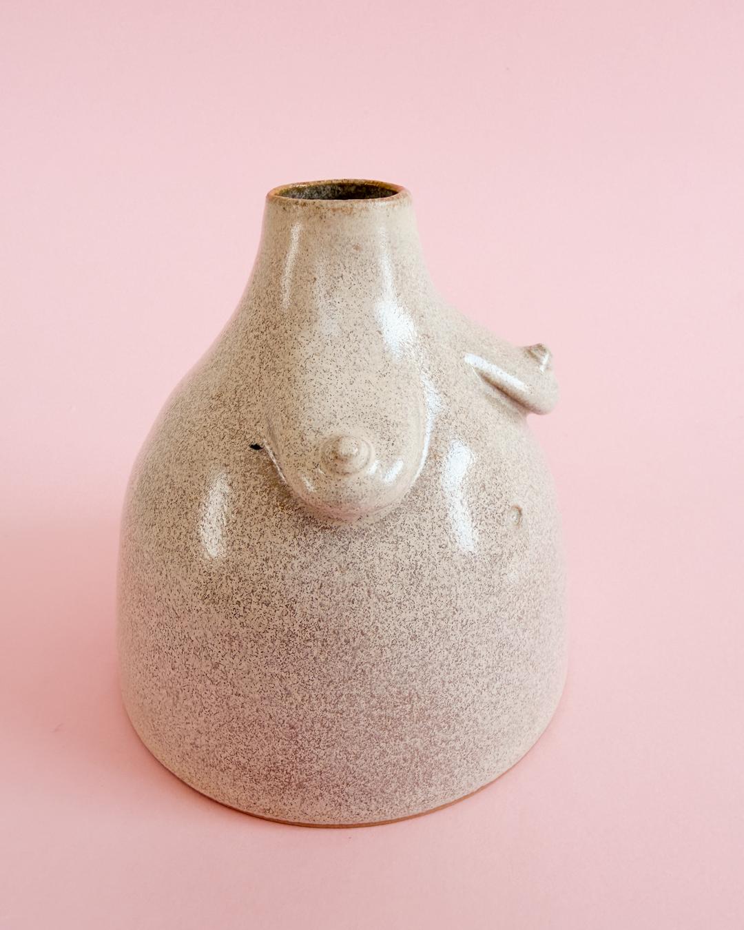 Brystvase i cremefarvet glasur