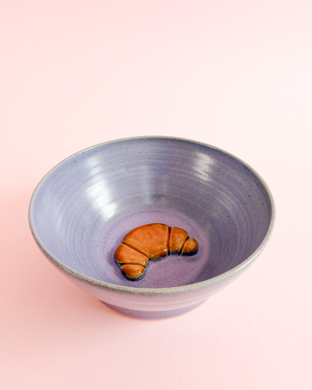 Croissant-skål i lilla glasur