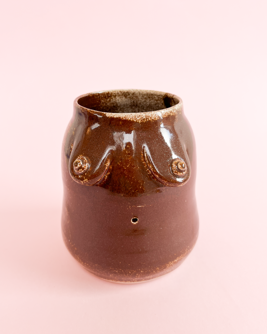 Brystvase i brun glasur med lyse pletter