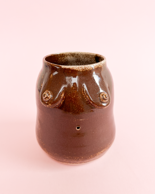 Brystvase i brun glasur med lyse pletter