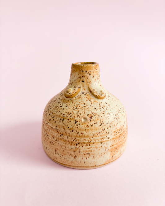 Brystvase i beige glasur