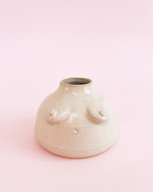 Brystvase i cremefarvet glasur
