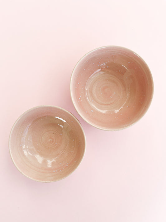 Sæt af to skåle i rosa glasur med små pletter